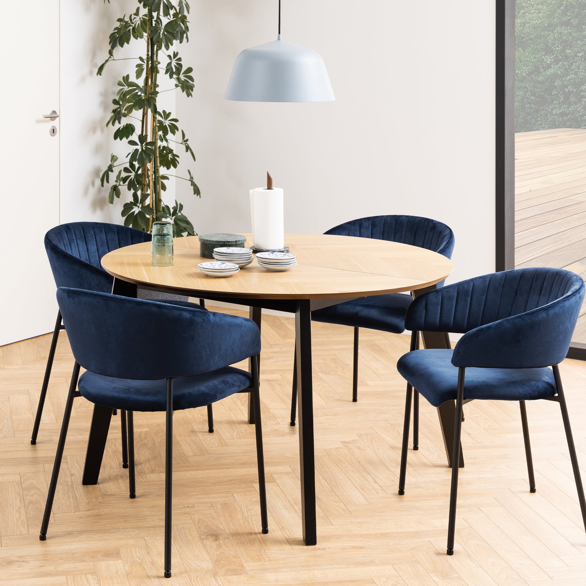 Cote | Furniture Georgetown 4-6 Seater Extendable Dining Table Round - Oak & Black Georgetown, Dining Tables 90A0000093842