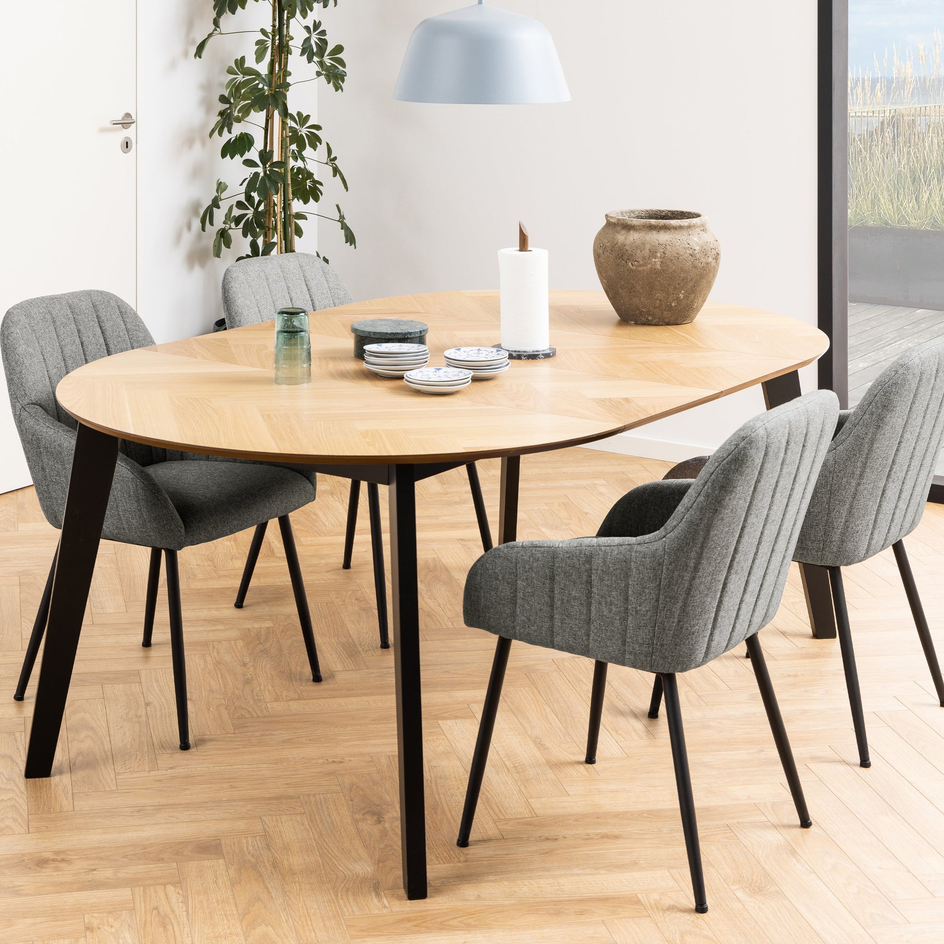 Cote | Furniture Georgetown 4-6 Seater Extendable Dining Table Round - Oak & Black Georgetown, Dining Tables 90A0000093842