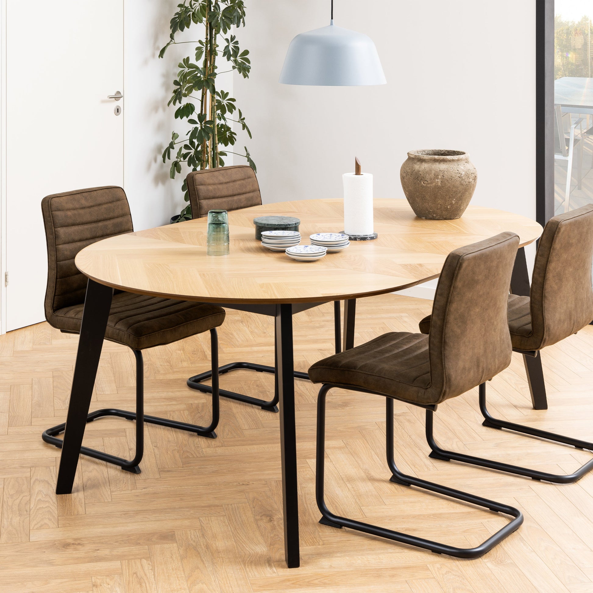 Cote | Furniture Georgetown 4-6 Seater Extendable Dining Table Round - Oak & Black Georgetown, Dining Tables 90A0000093842